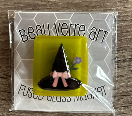 Witch Hat with Flower on green Needleminder
