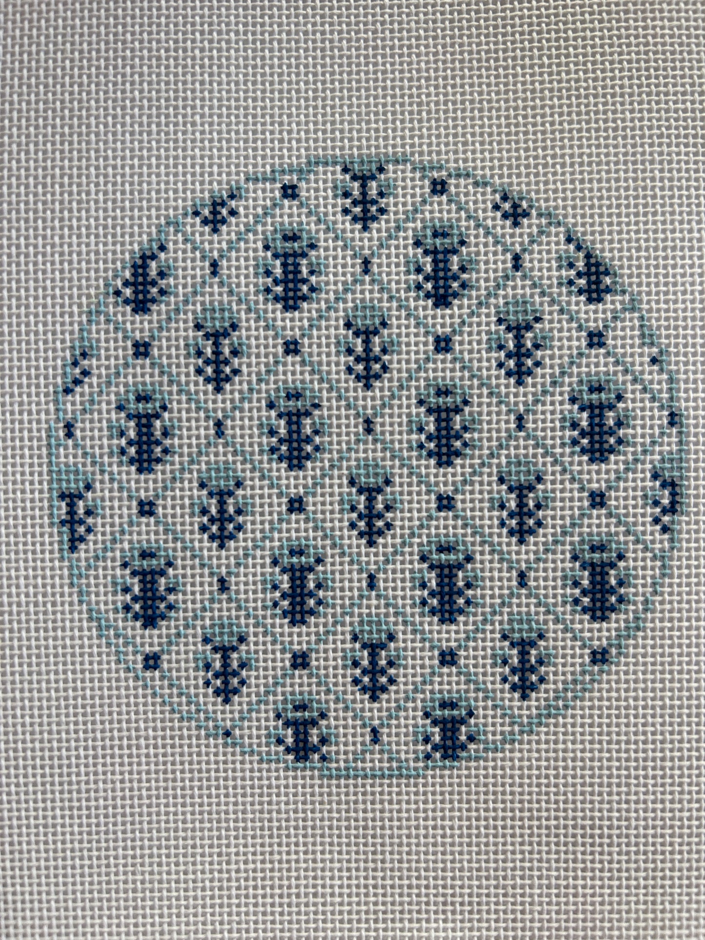 Blue Flower Lattice Round